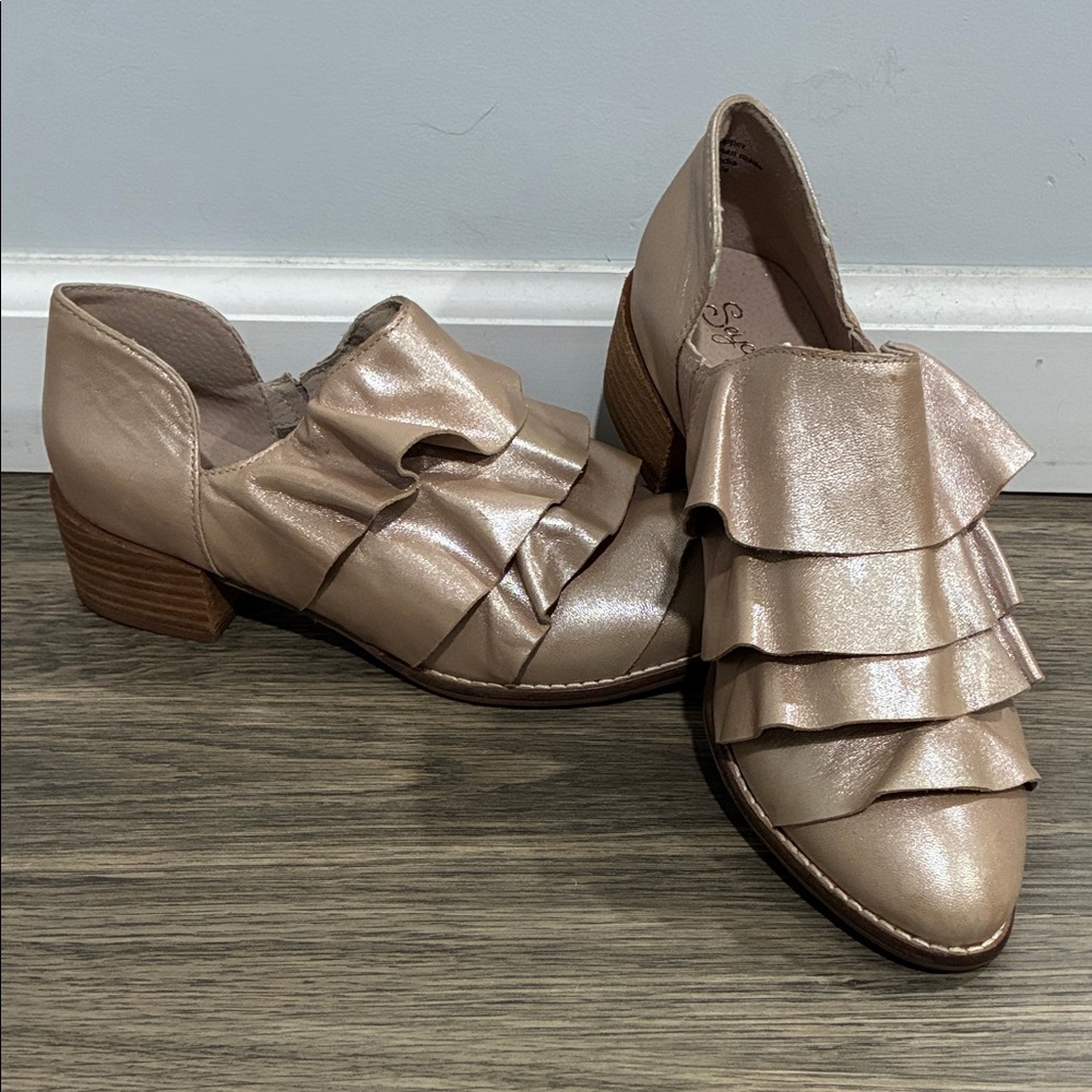 Seychelles Elegant Ruffled Women's Shoes Champagne Shimmer 1.75” Heel Sz 8
